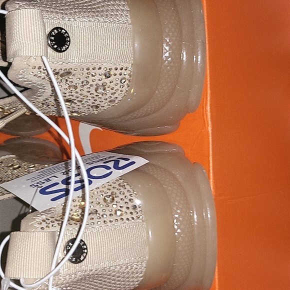 Brand New Steve Madden Sneakers 👟 - Picture 8 of 9